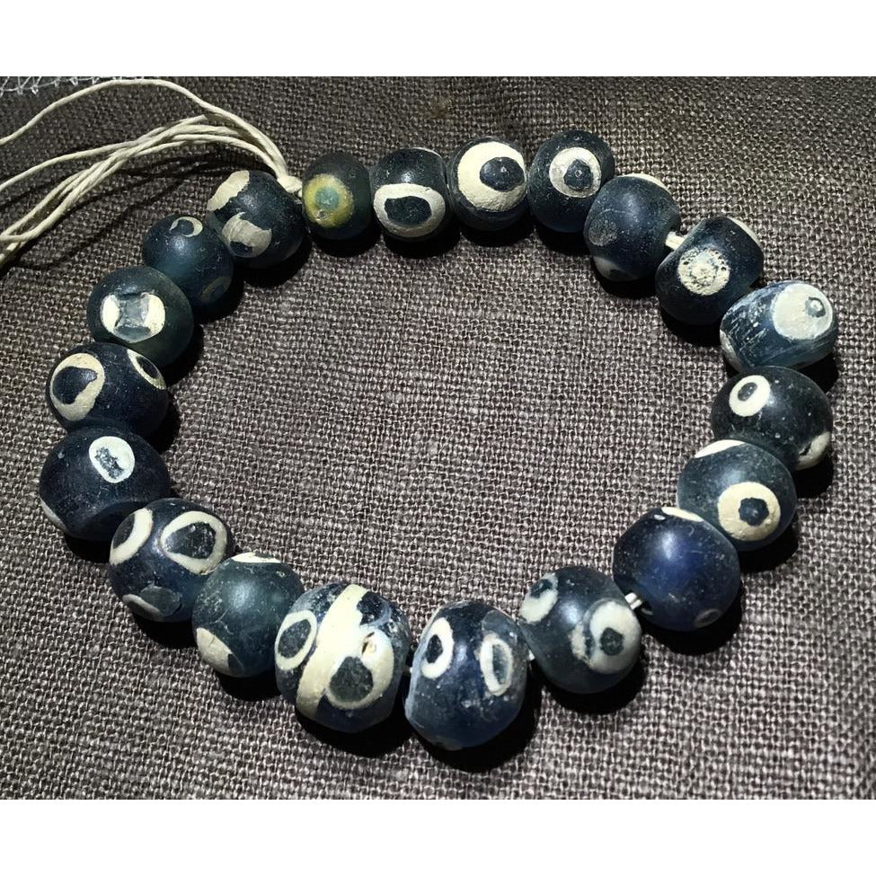 Short Strand of 20 Clean Blue and White Ancient Early Islamic Glass Eye Beads, Mali - Rita Okrent Collection (AG325)