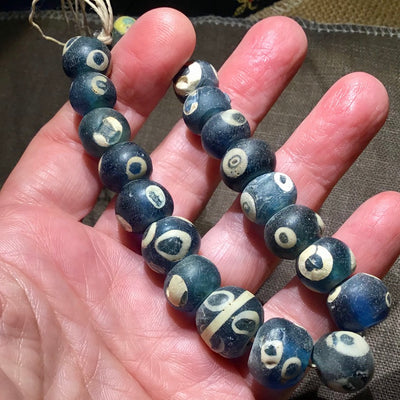 Short Strand of 20 Clean Blue and White Ancient Early Islamic Glass Eye Beads, Mali - Rita Okrent Collection (AG325)
