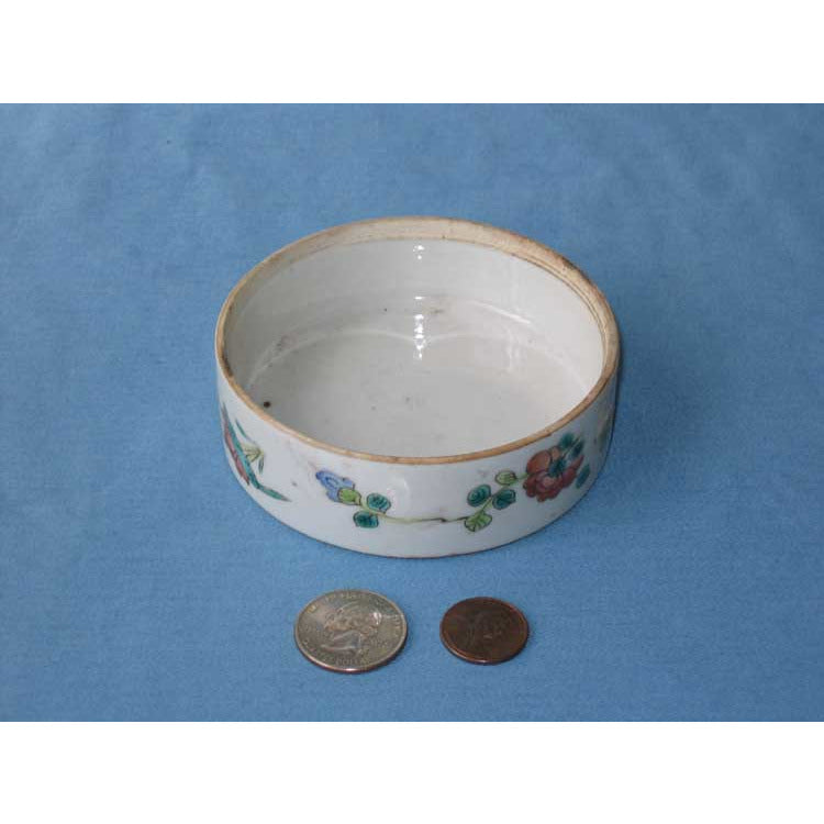 Beautiful antique Chinese porcelain box, bottom only