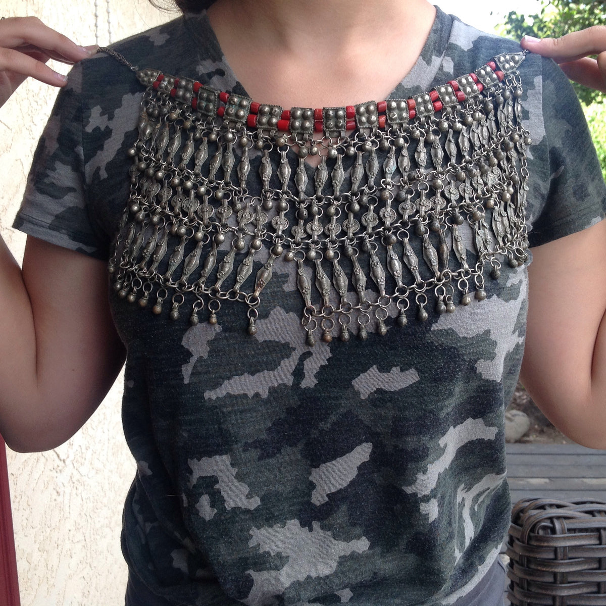 Yemeni Silver Traditional Bedouin Labbeh Wedding Necklace with Faux Coral Beads - C445