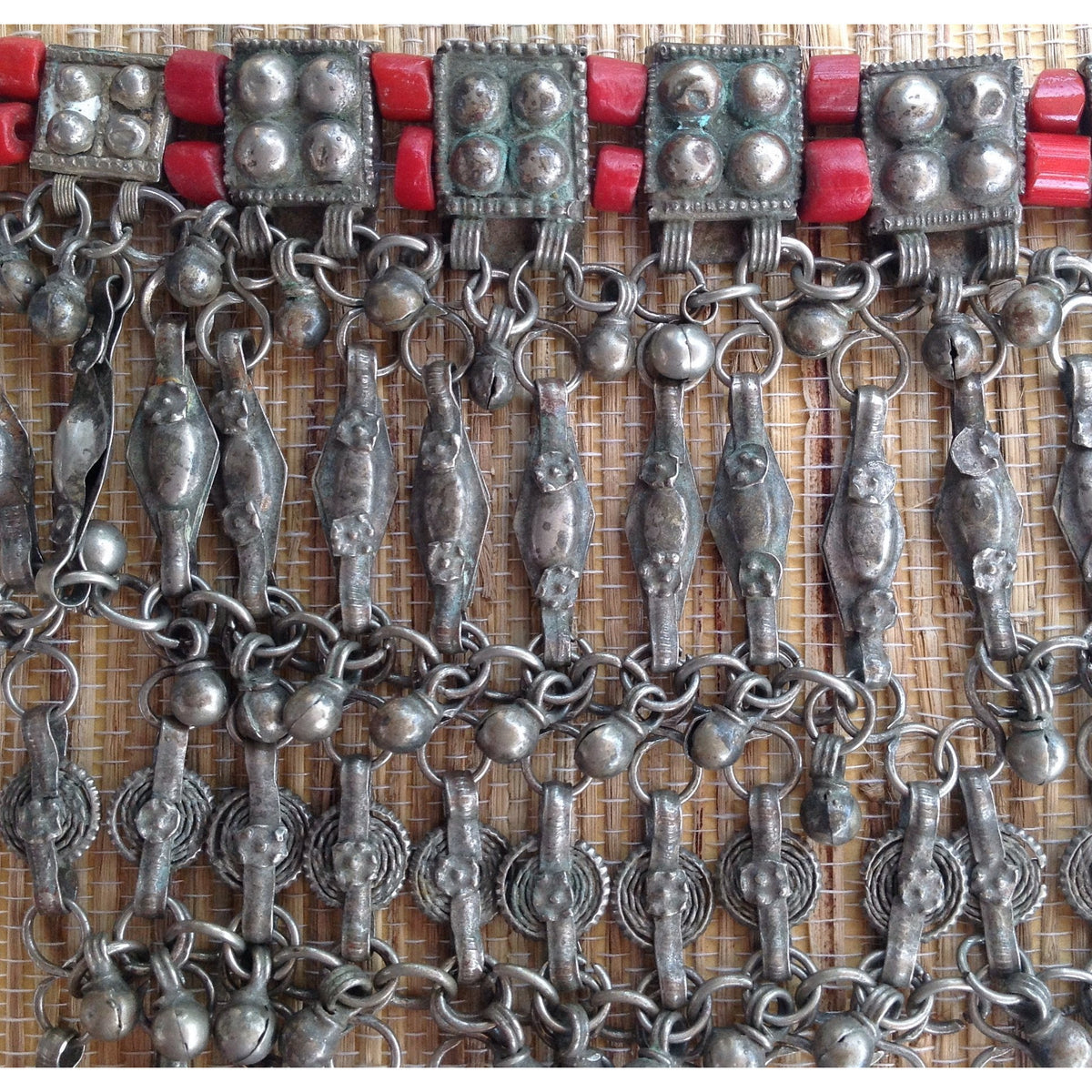 Yemeni Silver Traditional Bedouin Labbeh Wedding Necklace with Faux Coral Beads - C445